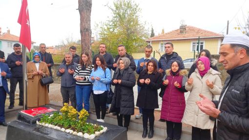  Şehit Şenay Aybüke Yalçın öğretmeni anmak için meslektaşları bir gün öncesinden mezarı başında toplandı 5