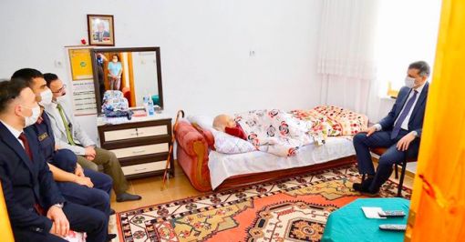  97 yıllık ömrünü kitaplara ve yazmaya adayan bir süredir de rahatsızlığı sebebi ile yatağa mahkum kalan Eğitimci, Yazar Salim Savcı'nın son isteği Çorum Valisi Mustafa Çiftçi'yi görmekti yerine getirildi. 3