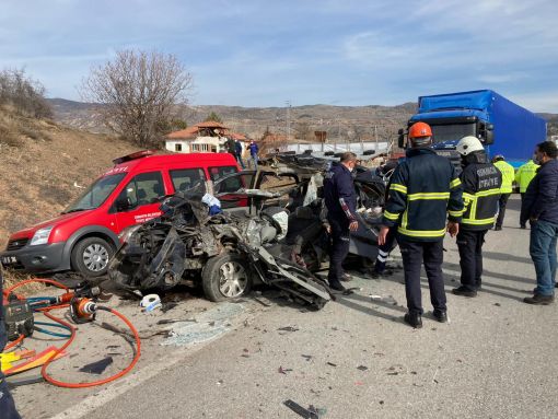 Osmancık'ta TIR'a çarpan araçta can pazarı 1 ölü 2 yaralı 1