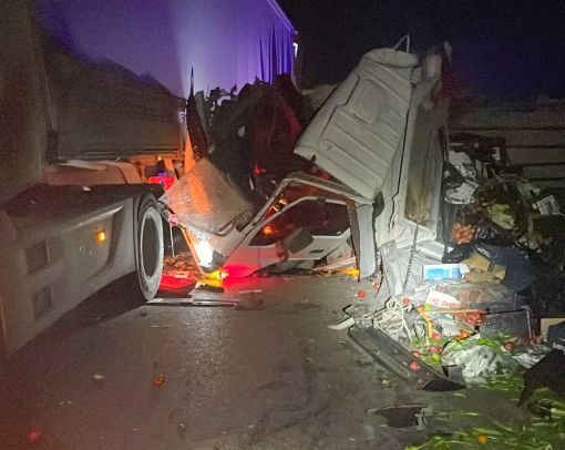  TIR'a çarpan kamyon sürücüsü yaralandı 2