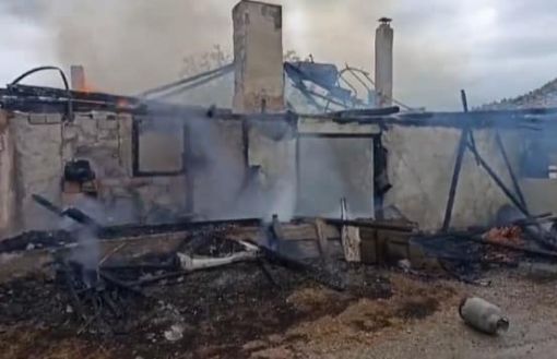  Tosya'da ev yandı 3