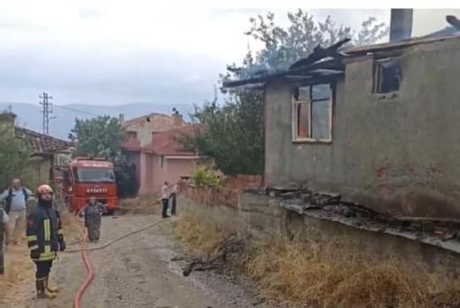  Tosya'da ev yandı 4