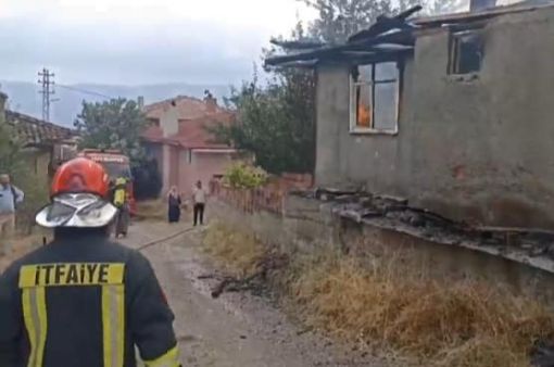  Tosya'da ev yandı 6