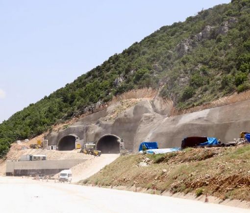  Türkiye'nin en tehlikeli yolları arasında gösterilen, Çorum- Osmancık karayolu üzerindeki 40 keskin virajı bulunduğu Kırkdilim Geçidi’nde 2 yıl önce yapımına başlanan 3 tünel ve bağlantı yollarının yapımı devam ediyor. Proje tamamlandığında, İç Anadolu Bölgesi, Karadeniz'e daha kısa ve güvenli yoldan bağlanmış olacak. 4