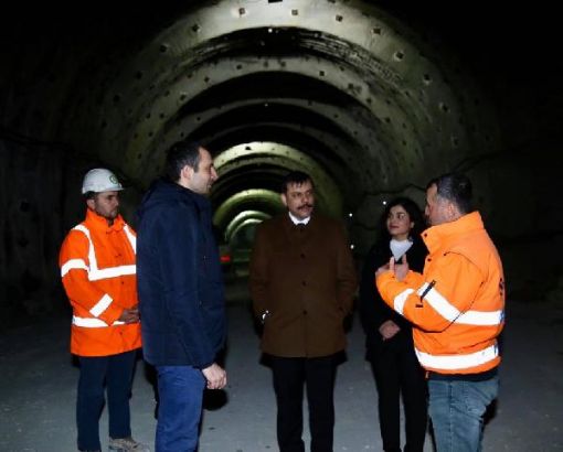  Türkiye'nin en tehlikeli yolları arasında gösterilen, Çorum- Osmancık karayolu üzerindeki 40 keskin virajı bulunduğu Kırkdilim Geçidi’nde 2 yıl önce yapımına başlanan 3 tünel ve bağlantı yollarının yapımı devam ediyor. Proje tamamlandığında, İç Anadolu Bölgesi, Karadeniz'e daha kısa ve güvenli yoldan bağlanmış olacak. 6
