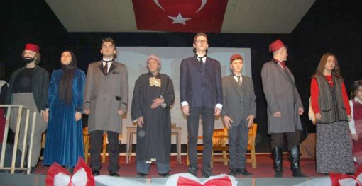  ‘Yalnız Şair Mehmet Akif Ersoy’ tiyatro oyunu sahnelendi 1