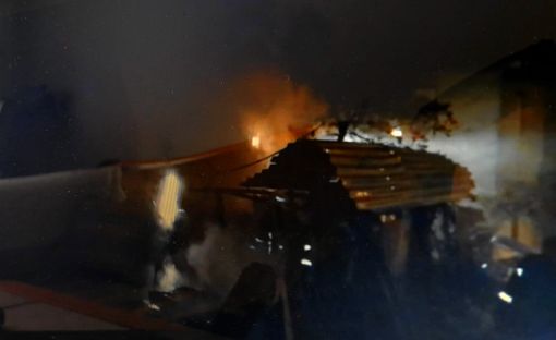  Osmancık ilçesinde gece çıkan yangında ahır samanlık ve odunluk yandı 1 eşek telef oldu.