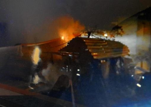  Osmancık ilçesinde gece çıkan yangında ahır samanlık ve odunluk yandı 1 eşek telef oldu. 3