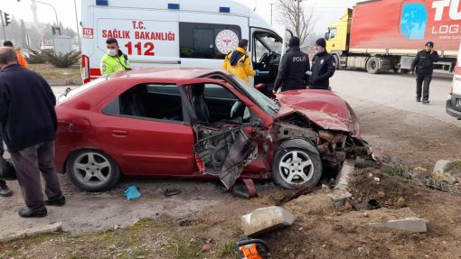  Osmancık’ta hafriyat kamyonu ile  otomobil çarpıştı: 1 ölü, 1 yaralı 2