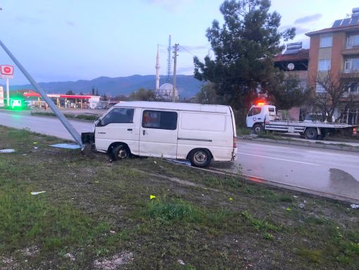  Osmancık'ta elektrik direğine çarptı, araçta sıkıştı, ağır yaralandı 7