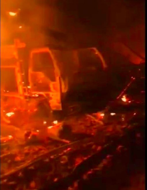  Harmancık köyünde yangın; ev, kömürlük, 5 araç yandı 1