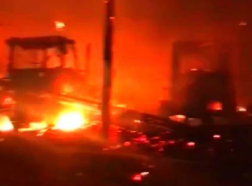  Harmancık köyünde yangın; ev, kömürlük, 5 araç yandı 2