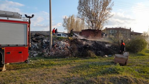  Osmancık 'ta akaryakıt istasyonu ardında çıkan yangın korkuttu 1