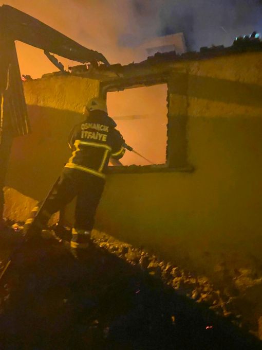  Osmancık Öbektaş köyünde tek katlı ev yandı 10