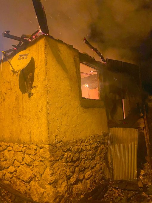  Osmancık Öbektaş köyünde tek katlı ev yandı 4