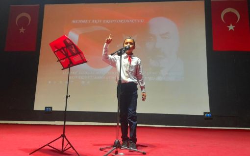   Salonda Saygı duruşu ve İstiklal Marşı okunmasıyla başlayan kutlama proğramı. Proğramı uygulayan Mehmet  Akif Ersoy İlkokulu Müdürü Sefa Kayalı’nın konuşmaları ile  devam etti. 25 30