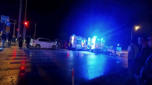  Osmancık’ta iki otomobil çarpıştı yaralılar var 3