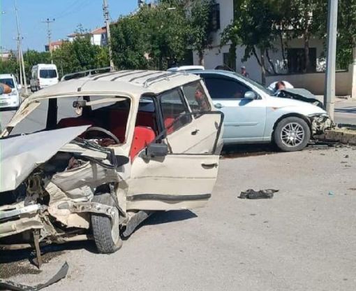  Osmancık'ta  iki otomobili çarpıştı 1 yaralı 1