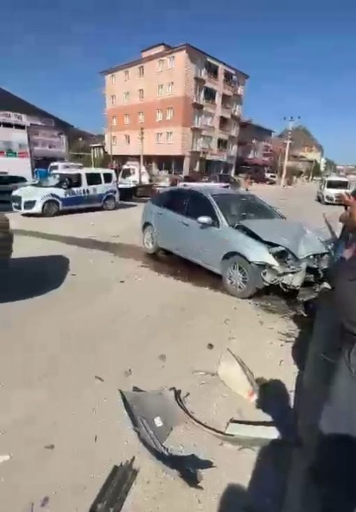 Osmancık'ta  iki otomobili çarpıştı 1 yaralı 6