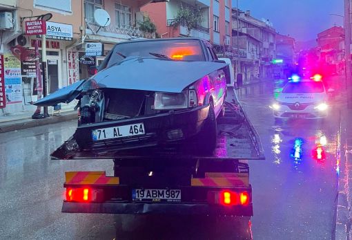  Osmancık'ta ağaca çarpan otomobil sürücüsü kaçtı 2