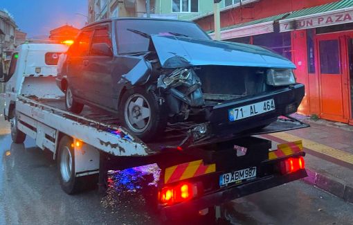  Osmancık'ta ağaca çarpan otomobil sürücüsü kaçtı 3