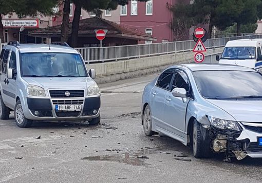Osmancık'ta alt geçit önünde trafik kazası 3