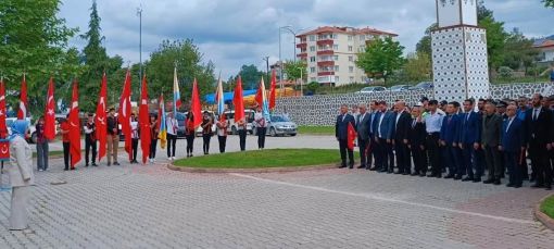  Osmancık'ta Atatürk anıtına çelenk sunma programı yapıldı 6