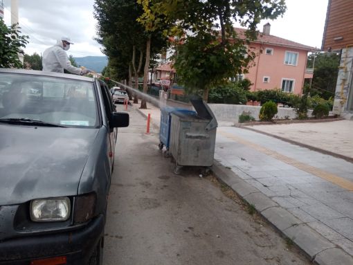  Osmancık'ta binlerce çöp konteynerleri ilaçlanıyor 8