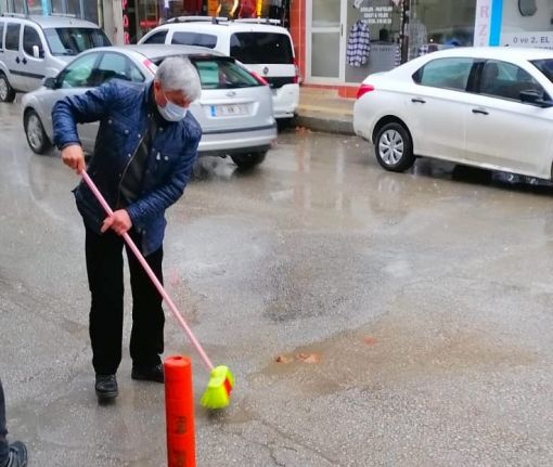 Osmancık'ta çarşı esnafının yağmur suyu temizliği