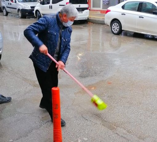 Osmancık'ta çarşı esnafının yağmur suyu temizliği 1