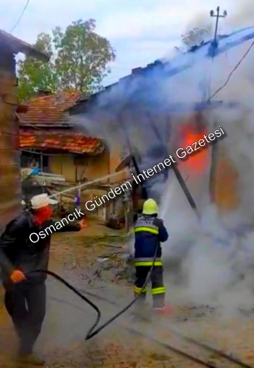  Osmancık'ta çıkan yangında 2 ev tamamen yandı 12