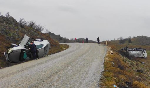  Osmancık'ta minibüs ile otomobil çarpıştı 6