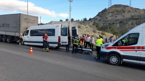  Osmancık'ta minibüs TIR'a çarptı 1 yaralı 1
