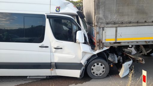  Osmancık'ta minibüs TIR'a çarptı 1 yaralı 7