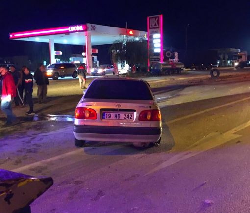  Osmancık'ta otomobil bariyerlere çarptı 3