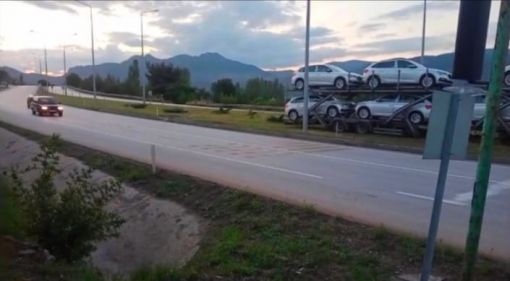  Osmancık'ta otomobil yüklü TIR orta refüje çıktı 3