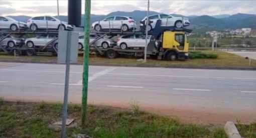 Osmancık'ta otomobil yüklü TIR orta refüje çıktı 5