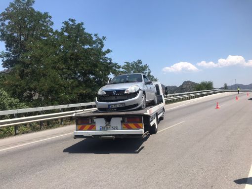 Osmancık'ta otomobille traktör çarpıştı