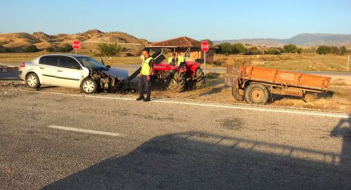  Osmancık'ta Traktörle otomobil çarpıştı 1 ağır 3 yaralı 3