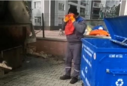  Osmancık'ta Türk bayrağını çöpten alan işçi “Bayrak çöpte değil, göklerde olmalı”
