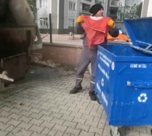  Osmancık'ta Türk bayrağını çöpten alan işçi “Bayrak çöpte değil, göklerde olmalı” 2
