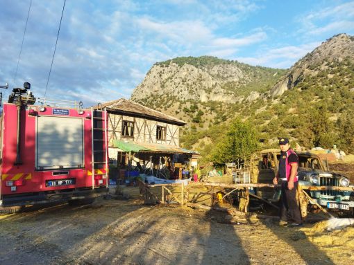  Osmancık'ta Ünlü sanatçıların rol aldığı filmin çekimlerinin yapıldığı alanda yangın çıktı 4
