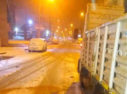 Osmancık'ta yoğun kar yağışı nedeniyle yollarda tuzlama çalışmaları  2