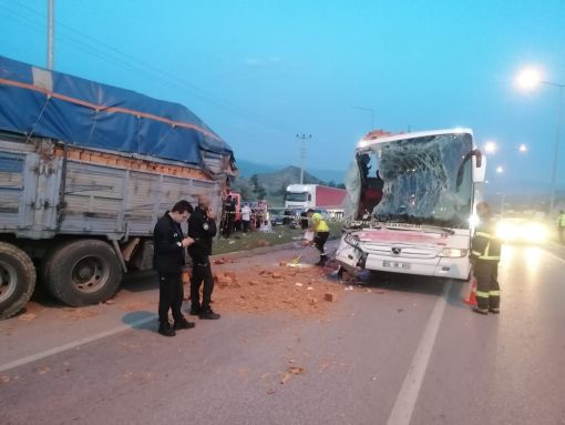  Osmancık'ta yolcu otobüsü kamyona çarptı: 1 ölü, 9 yaralı  1