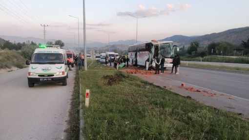  Osmancık'ta yolcu otobüsü kamyona çarptı: 1 ölü, 9 yaralı 2