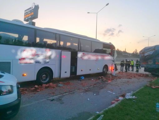  Osmancık'ta yolcu otobüsü kamyona çarptı: 1 ölü, 9 yaralı 3
