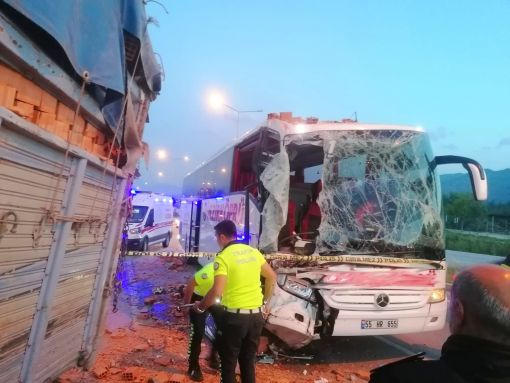  Osmancık'ta yolcu otobüsü kamyona çarptı: 1 ölü, 9 yaralı 4