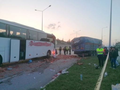  Osmancık'ta yolcu otobüsü kamyona çarptı: 1 ölü, 9 yaralı 6