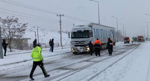 Osmancık’ta kar yağışı ulaşımı etkiledi 10