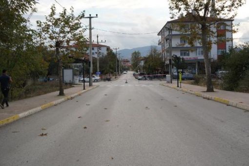  Osmancık’ta Mahkeme kararı nedeniyle mülk sahipleri caddeyi yaya ve araç trafiğine kapattı 5